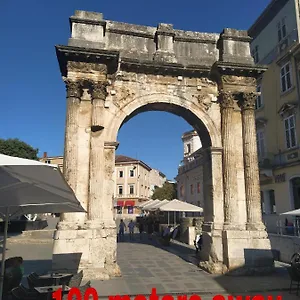 Roman Arch- Low Budget Doublebed In Top Center Maison d'hôtes